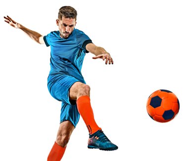 Genç futbolcu beyaz arka planda duruyor.