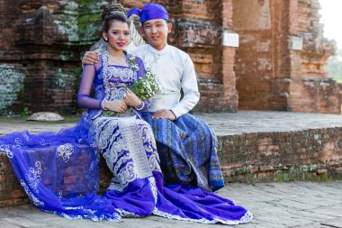 Gelin ve damat geleneksel kostümleri Bagan Myanmar