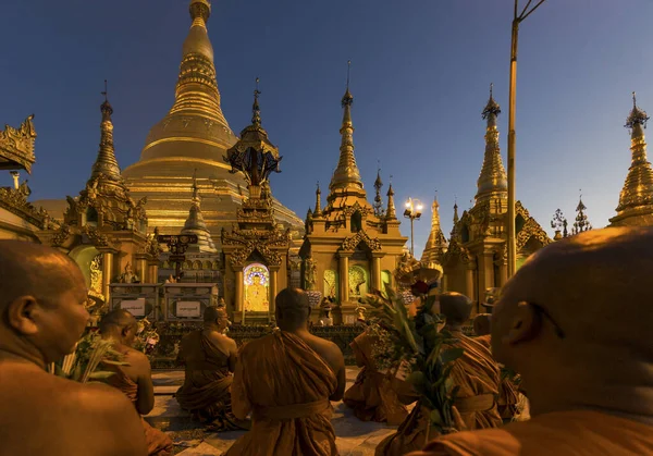 Praying Shwedagon Pagoda Yangon in Myanmar — Stock Photo, Image