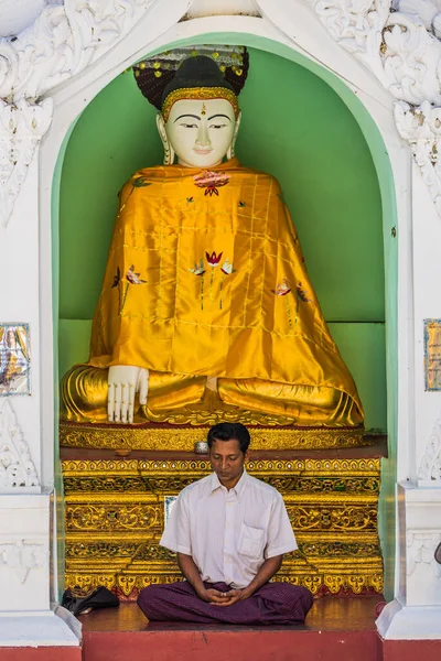 Buda rezando Shwedagon Pagoda Rangum em Mianmar — Fotografia de Stock