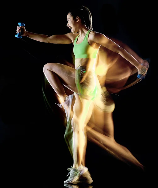 Vrouw uitoefening fitness oefeningen geïsoleerde zwarte achtergrond lightpainting effect — Stockfoto