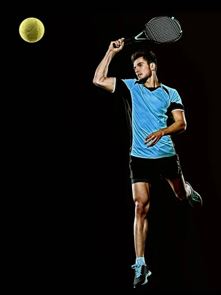 Caucasiano jovem tenista homem isolado preto fundo — Fotografia de Stock