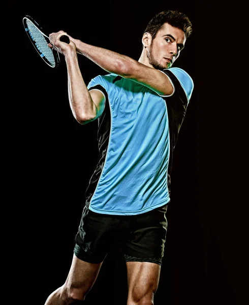 Кавказский молодой теннисист человек изолированный черный фон — стоковое фото