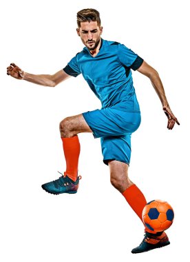 Genç futbolcu beyaz arka planda duruyor.