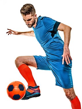 Genç futbolcu beyaz arka planda duruyor.