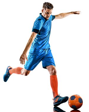 Genç futbolcu beyaz arka planda duruyor.