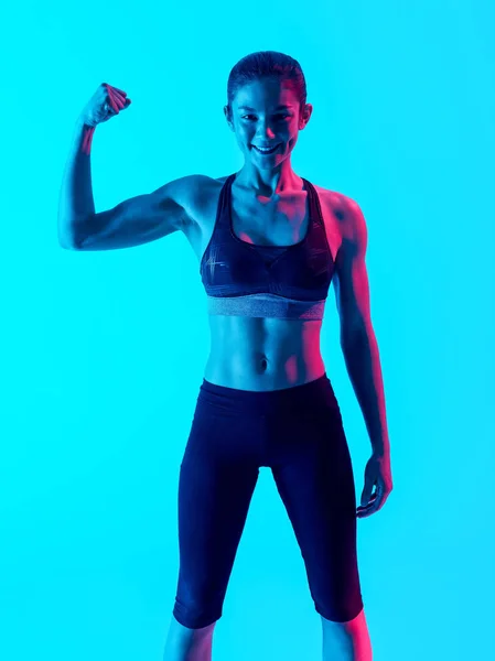 Mulher muscular exercendo exercícios de fitness isolados — Fotografia de Stock