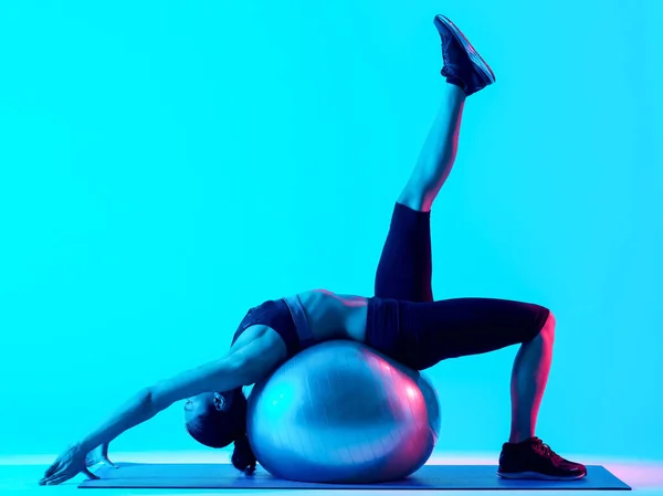 Женщина осуществляет фитнес пилатес упражнения изолированы — стоковое фото