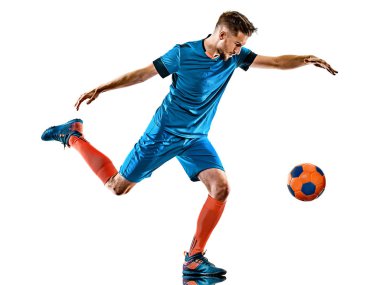 Genç futbolcu beyaz arka planda duruyor.