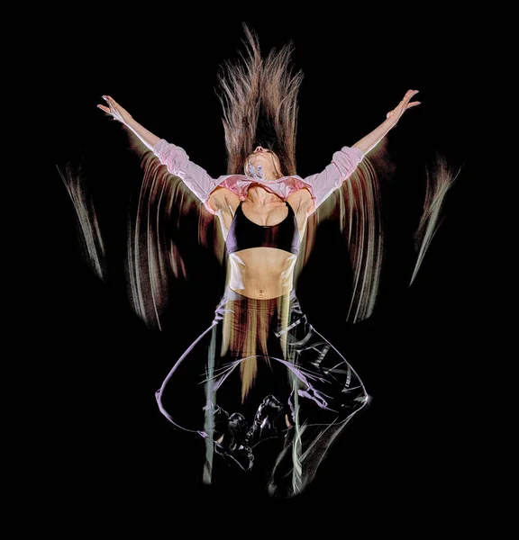 Молода жінка сучасна танцівниця танцює ізольований чорний фон світлий живопис — стокове фото