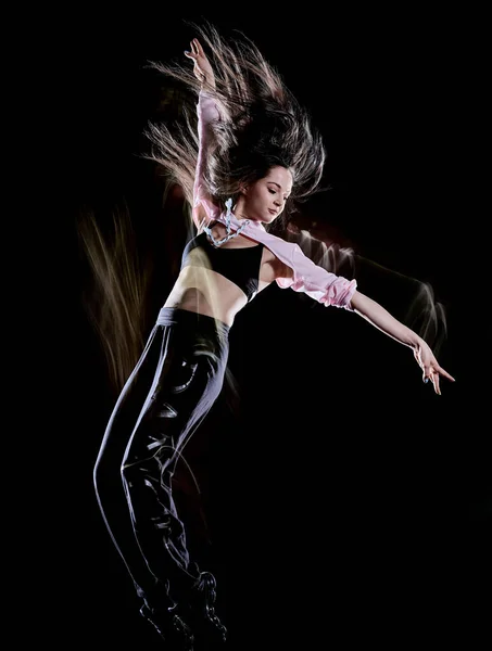 Mujer joven bailarina moderna bailando aislado negro fondo luz pintura — Foto de Stock