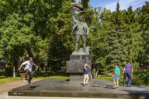 Junge skateborders mariinsky park kiev ukraine denkmal — Stockfoto