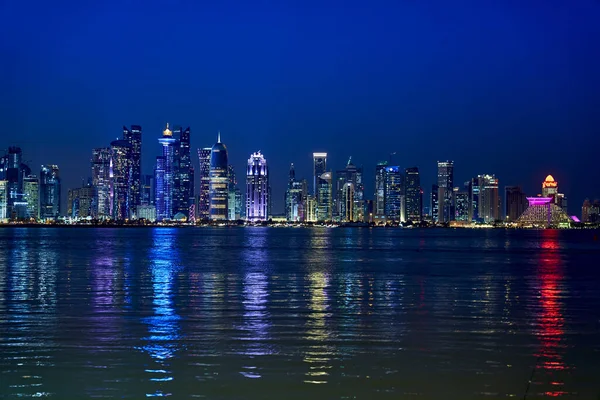 Paseo marítimo edificios rascacielos paseo marítimo Doha Qatar Fotos de stock libres de derechos