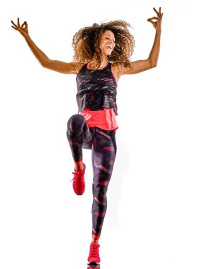 Kardiyo dansçısı kadın fitness egzersizleri izole edilmiş beyaz arka plan