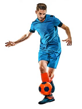 Genç futbolcu beyaz arka planda duruyor.