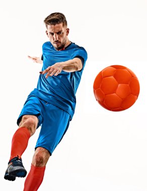 Genç futbolcu beyaz arka planda duruyor.