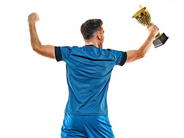 Genç futbolcu beyaz arka planda duruyor.