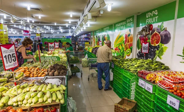 Supermercato alimentari bancarella Yerevan Armenia punto di riferimento — Foto Stock