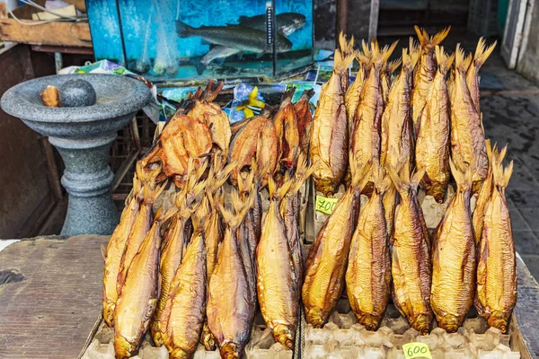 Pescado ahumado Myakowski mercado callejero Gyumri Shirak Armeniagg — Foto de Stock