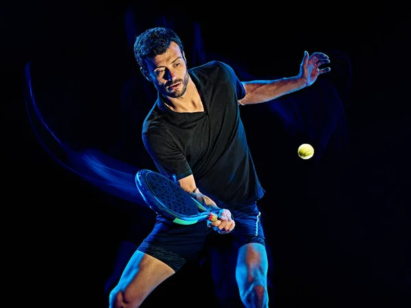 Paddel-Tennisspieler Mann Licht Malerei isoliert schwarzen Hintergrund — Stockfoto