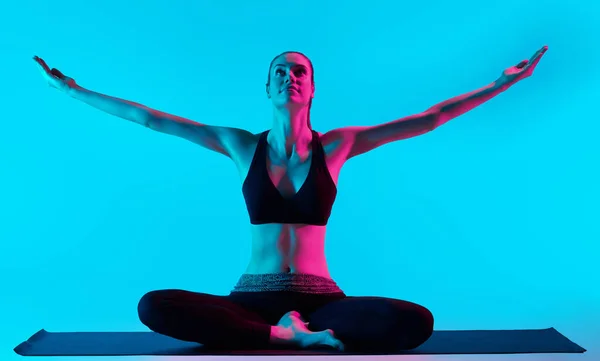 Wanita latihan yoga posisi Padmasana Lotus Stok Gambar