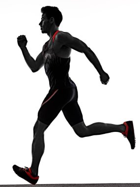 Genç adam atletizm koşucusu hızlı koşuyor izole beyaz arka planı var.