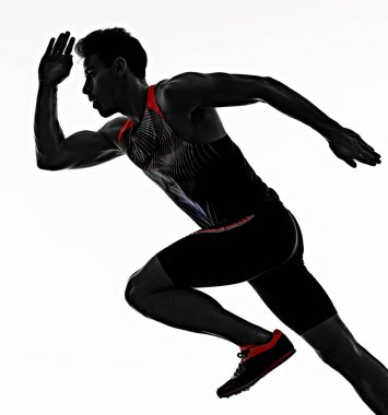 Genç adam atletizm koşucusu hızlı koşuyor izole beyaz arka planı var.