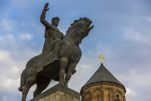 Kral Vakhtang Gorgasali heykeli Tiflis Gürcistan 'ın tarihi simgesi — Stok fotoğraf