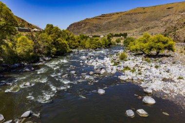 Kura nehir manzarası Vardzia Samtskhe Javakheti Gürcistan 'ın tarihi simgesi