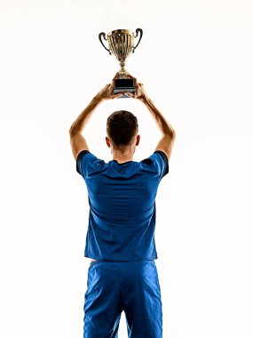 Genç futbolcu beyaz arka planda duruyor.