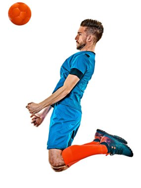 Genç futbolcu beyaz arka planda duruyor.