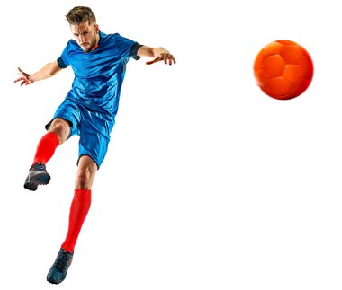 Genç futbolcu beyaz arka planda duruyor.