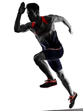 Genç adam atletizm koşucusu hızlı koşuyor izole beyaz arka planı var.