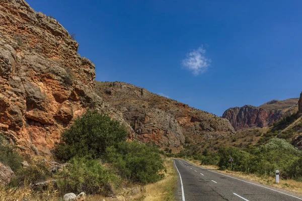 Carretera Vayots Dzor paisaje montañas Armenia hito — Foto de Stock