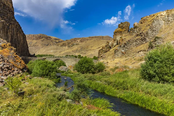 Melik Tangi Most Worotan Rzeka krajobraz malowniczy Syunik Armenia punkt orientacyjny — Zdjęcie stockowe