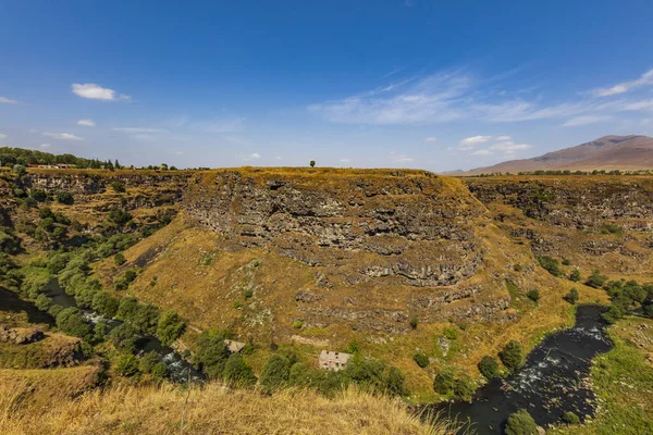 Dzoraget folyó Lori Berd kanyon panoráma táj Stepanavan Lorri Örményország mérföldkő — Stock Fotó