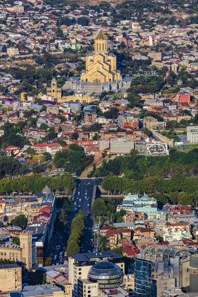 Paisaje urbano de Tiflis skyline Catedral de la Santísima Trinidad Georgia Europa hito Imagen de archivo