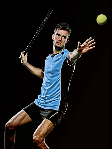 Blank jong tennis speler man geïsoleerde zwart achtergrond — Stockfoto