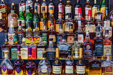 Viski, konyak, alkol, likör şişeler.