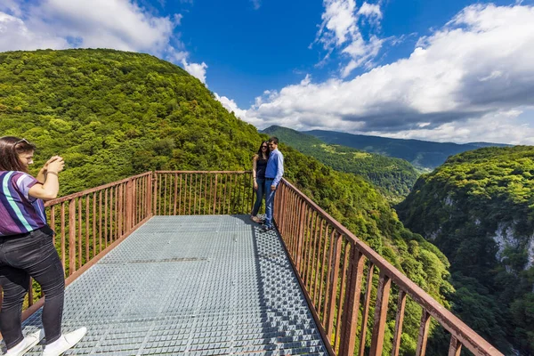 Turisták Martvili Canyon híd Samegrelo-Zemo Svaneti Georgia Európa nevezetessége — Stock Fotó