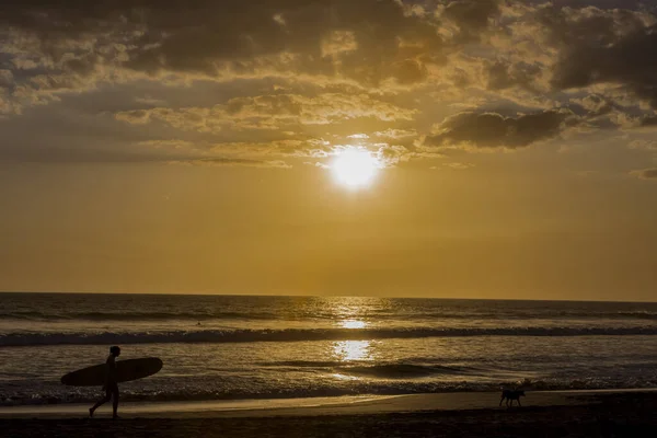 Surferzy Zachód słońca Plaża Nahualapa Aposentillo Chinandega Nikaragua — Zdjęcie stockowe