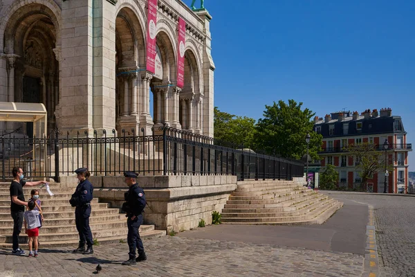 Controle policial Paris França trancar coronavírus covid-19 quarentena Fotografia De Stock