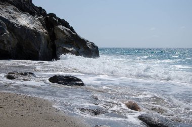 arka planda taşlarla vahşi kum ve çakıl plaj
