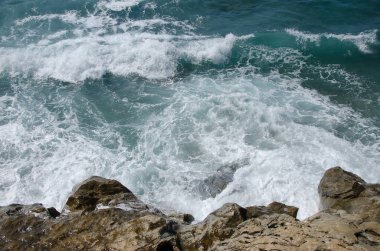             Uçurumun yüksekliği ile fırtınalı bir denizde manzara