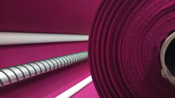 Nya industriella rosa roll, rosa bakgrund. Koncept: material, tyg, tillverkning, plagg fabrik, nya prover av tyger. — Stockfoto