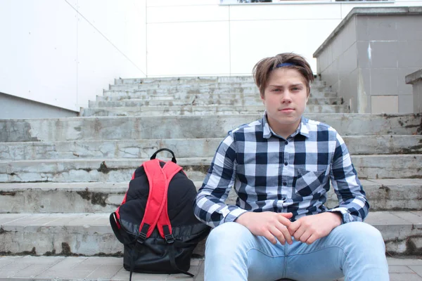 Αγόρι Έφηβος Μαθητής Φοιτητής Στέκεται Στις Σκάλες Ένα Πουκάμισο Χαμογελώντας — Φωτογραφία Αρχείου