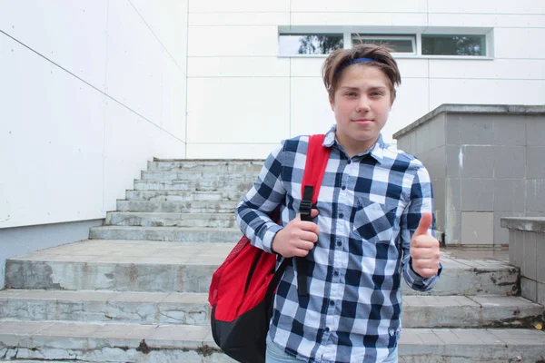 Pojke Står Tonåringen Skolpojke Eller Student Trappan Skjorta Leende Röd — Stockfoto