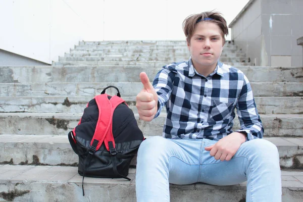 Junge Teenager Schüler Oder Student Steht Auf Der Treppe Hemd — Stockfoto