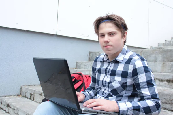 Menino Adolescente Estudante Estudante Está Sentado Nas Escadas Trabalhando Computador — Fotografia de Stock