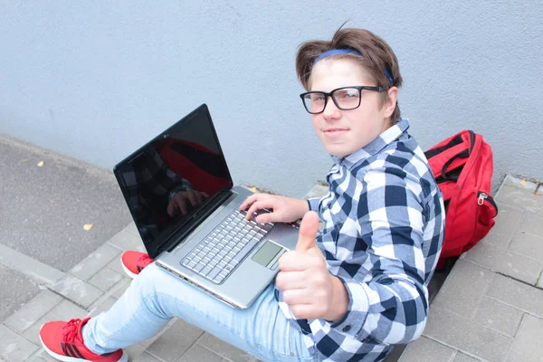 Menino Adolescente Estudante Estudante Está Sentado Nas Escadas Trabalhando Computador — Fotografia de Stock